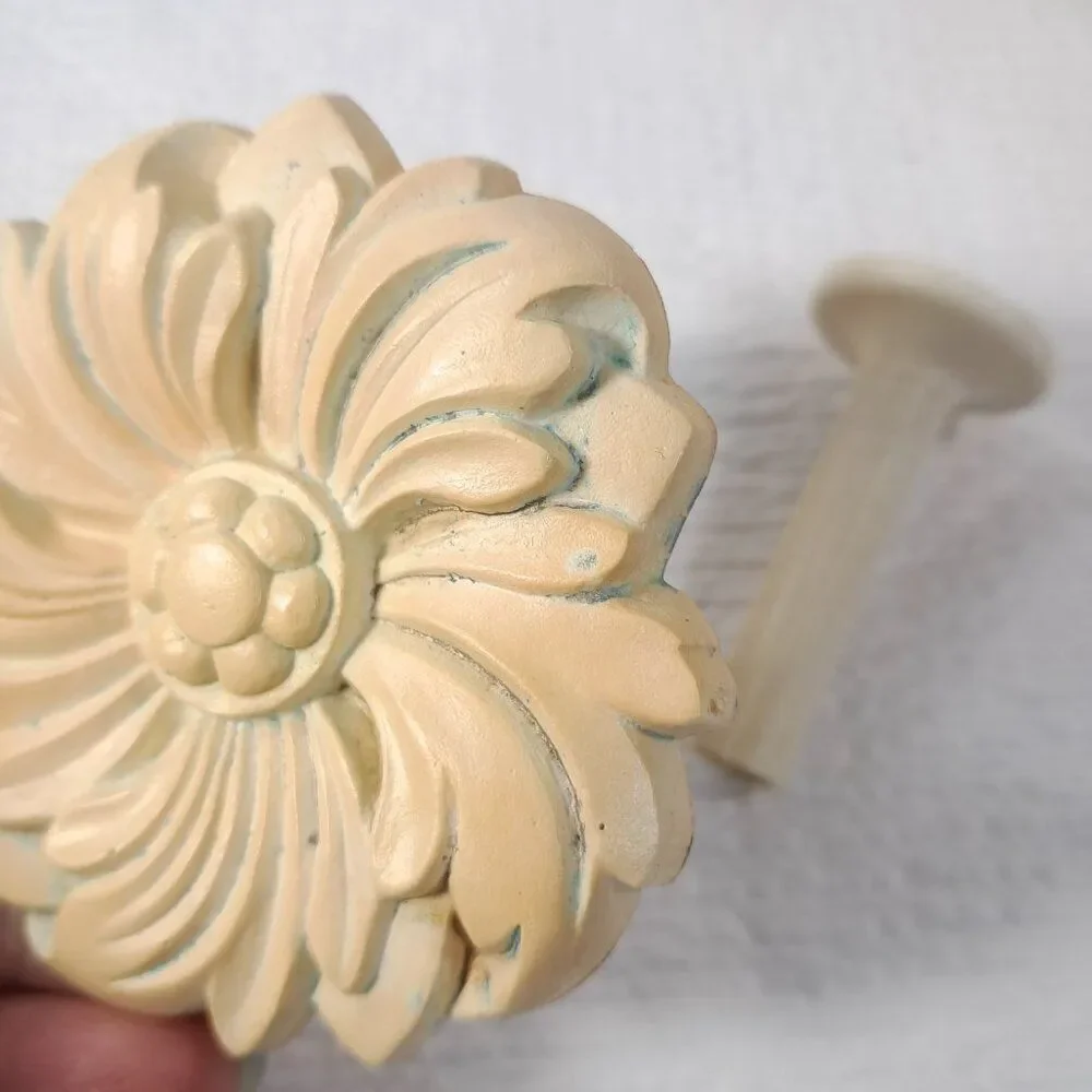 Vintage Kirsch Floral Medallion Curtain Drapery tieback holdback white cream‎